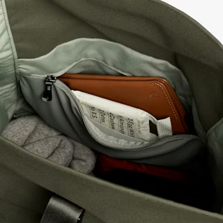 橄榄绿色 Belroy Classic 卷顶,带开放式拉链隔层,可放置钱包和零食。 橄榄绿色 Belroy Classic 卷顶,带开放式拉链隔层,可放置钱包和零食。