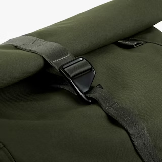 橄榄色 Bellroy Classic Roll Top Rucksack 特写,采用黑色安全搭扣和耐用帆布材料。 橄榄色 Bellroy Classic Roll Top Rucksack 特写,采用黑色安全搭扣和耐用帆布材料。